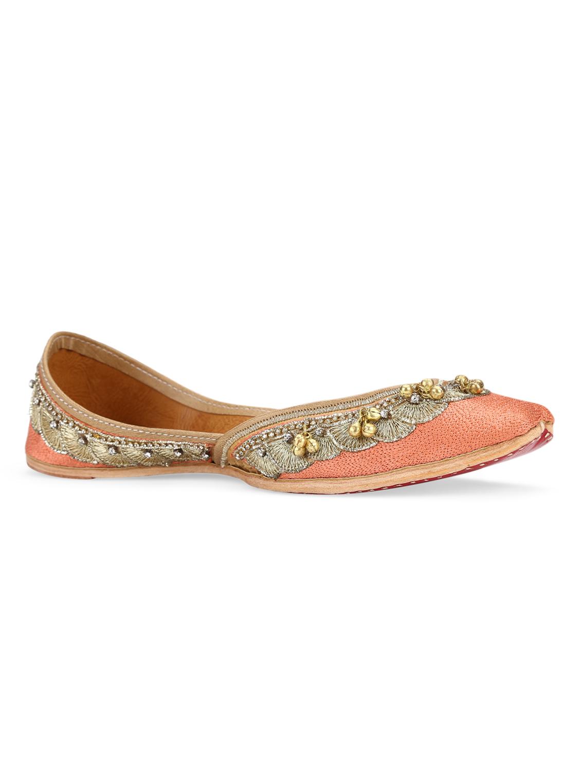 peach embellished leather handcrafted mojaris - 10344699 - Zoom Image - 2