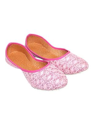 pink slip on jutis - 14148989 - Standard Image - 2