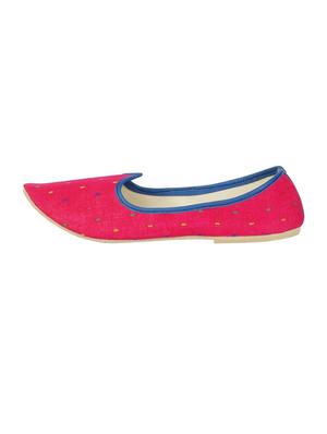 pink slip on jutis - 14799604 - Standard Image - 2