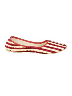 red slip on jutis - 14799614 - Standard Image - 2