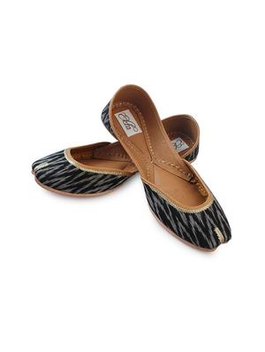 black slip on jutis - 14865319 - Standard Image - 2