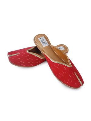 red slip on jutis - 14865327 - Standard Image - 2