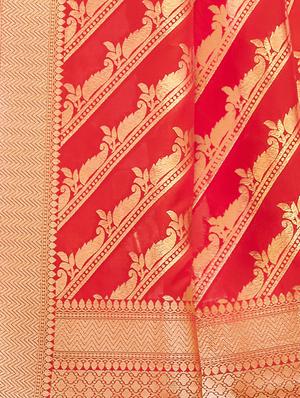 red silk banarasi saree with blouse - 14906983 - Standard Image - 5