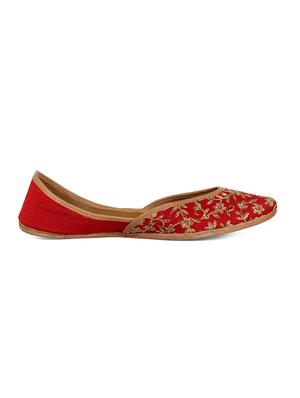 coral haze deep red juttis with gold dori jaal work - 15019797 - Standard Image - 2