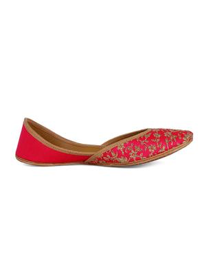 coral haze hotpink juttis with gold dori jaal work - 15019799 - Standard Image - 2