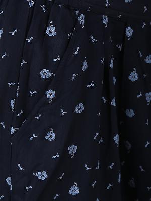 navy blue printed crepe shorts - 15030781 - Standard Image - 5