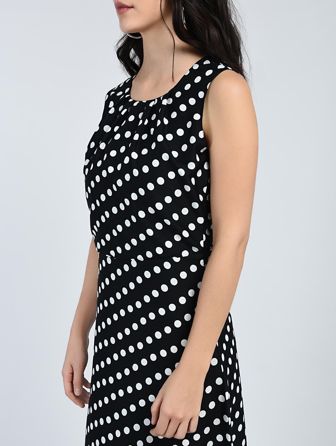 Pleated neck polka dot maxi dress - 15121392 - Zoom Image - 5
