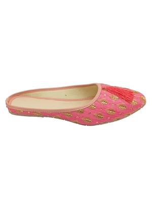 pink slip on jutis - 15203338 - Standard Image - 2