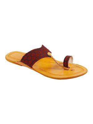 red one toe kolhapuri - 15272199 - Standard Image - 2