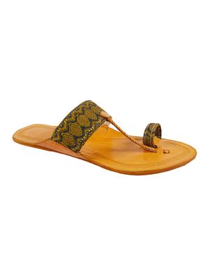 yellow one toe kolhapuri - 15272206 - Standard Image - 2