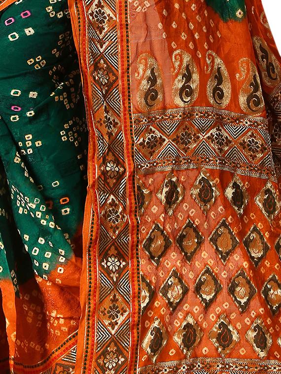 Silver Zari Pallu bandhani saree with blouse - 15433808 - Zoom Image - 2
