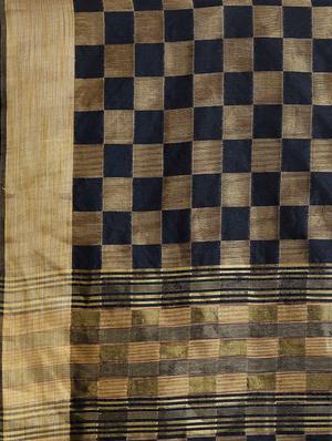 contrast checkered tussar saree with blouse - 15435663 - Standard Image - 5
