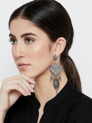 silver metal jewellery - 15485391 - Standard Image - 2