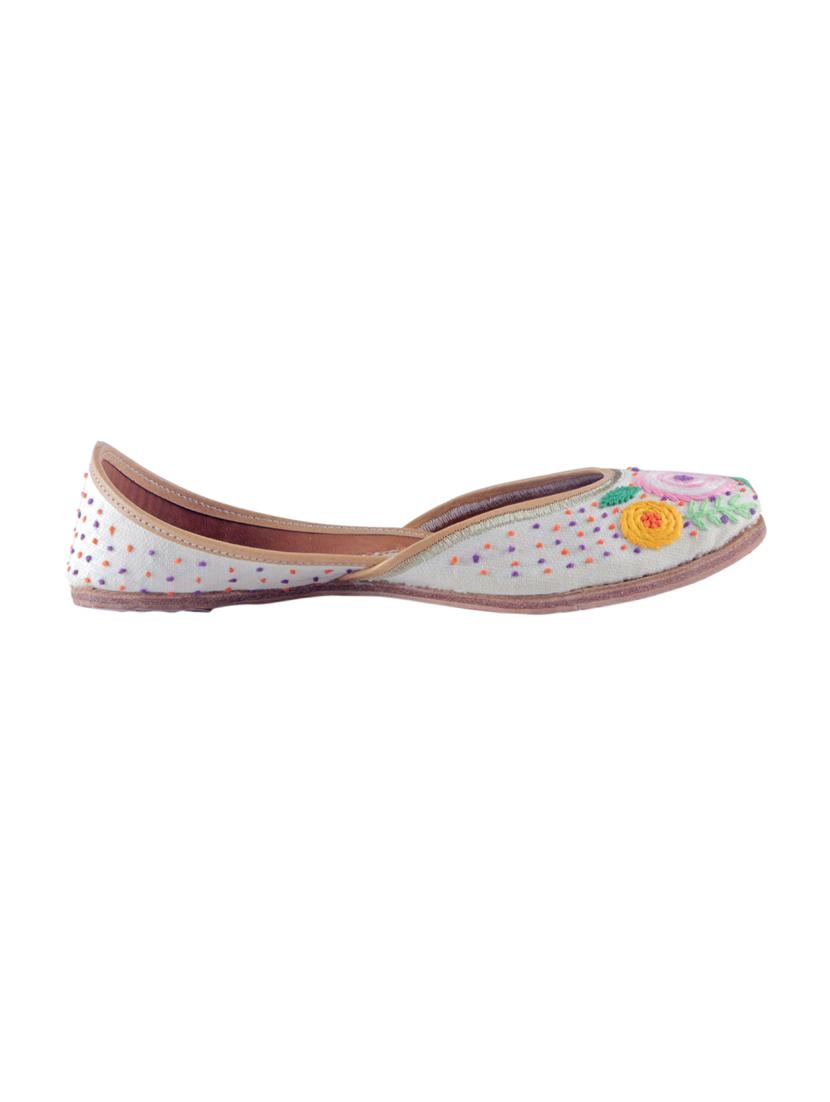 white slip on jutis - 15520340 - Zoom Image - 2