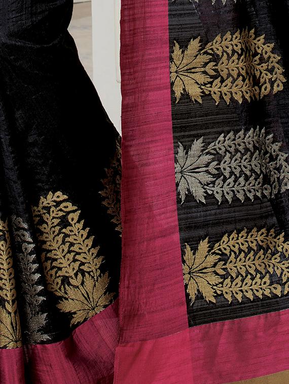 Contrast bordered saree with blouse - 15537272 - Zoom Image - 2