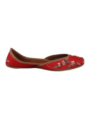 red slip on jutis - 15897257 - Standard Image - 2