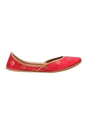 pink slip on jutis - 15897345 - Standard Image - 2