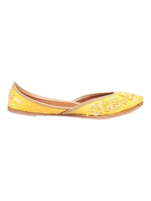 yellow slip on jutis - 16129552 - Standard Image - 2