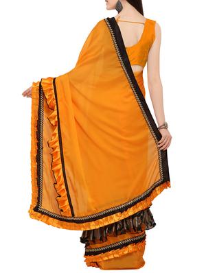 रफल ने ब्लाउज के साथ फ्यूजन साड़ी को बॉर्डर किया - 16245619 - Standard Image - 2