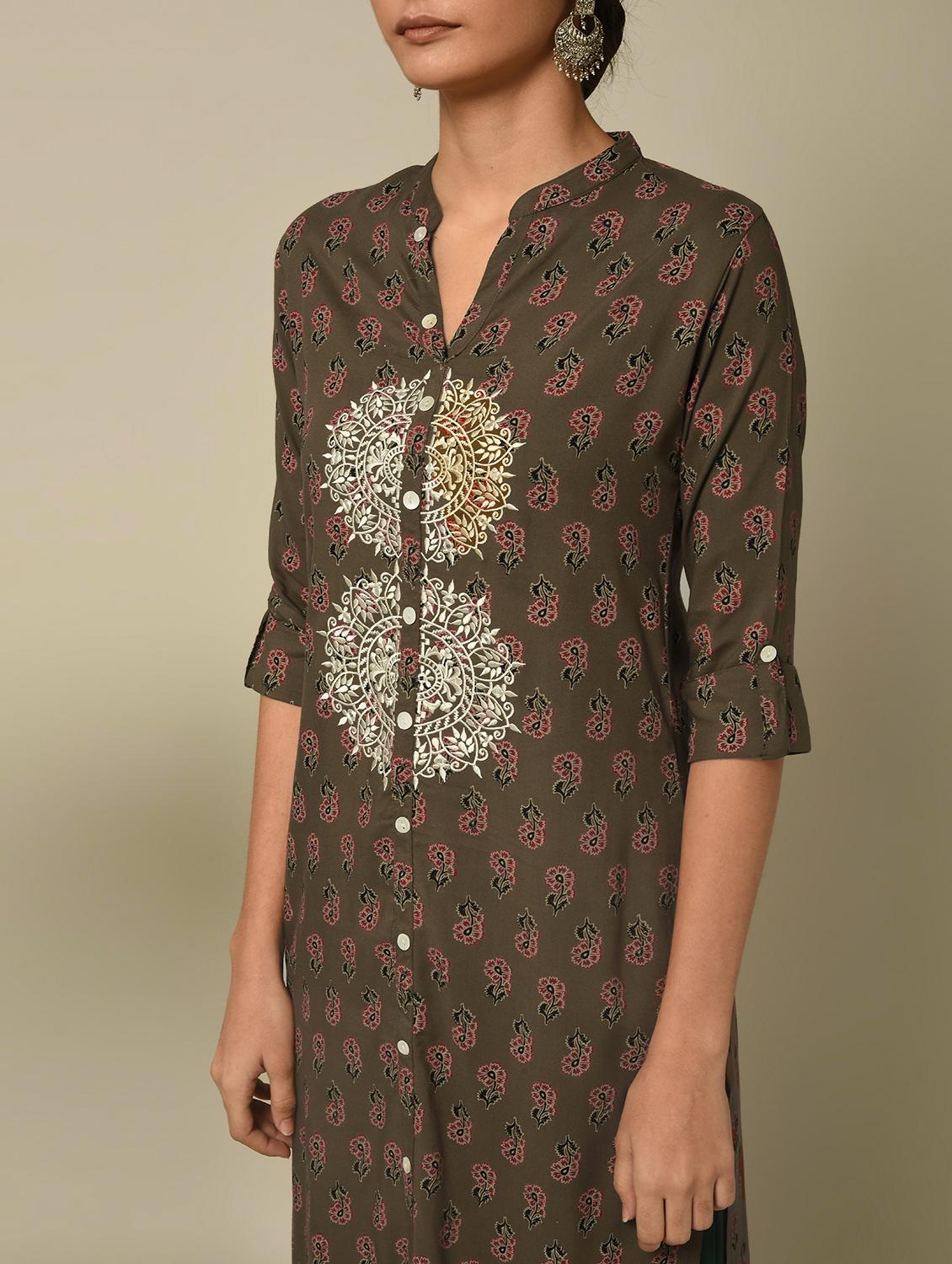 floral embroidered straight kurta - 16245945 - Zoom Image - 5