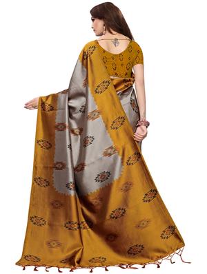 multicolor set of 2 printed saree combo with blouse - 16337012 - Standard Image - 5