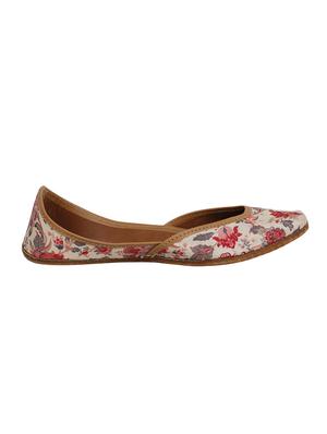 red slip on jutis - 16354993 - Standard Image - 2