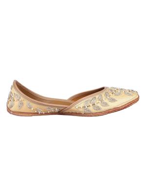 msc yellow slip on jutis - 16548895 - Standard Image - 2