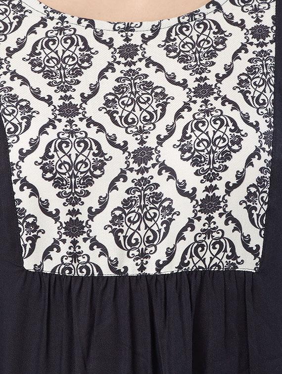 contrast yoke straight kurti - 16605088 - Zoom Image - 5