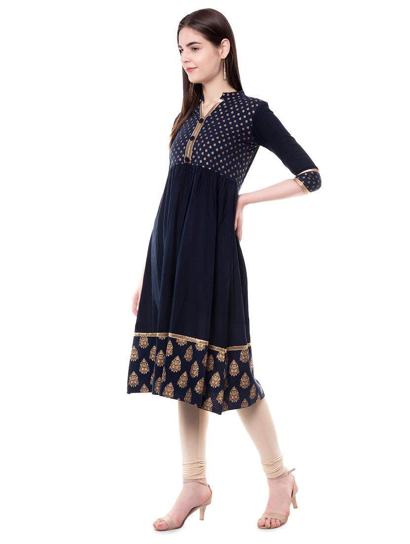 gold print flared kurta - 16708590 - Zoom Image - 2