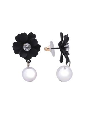 black metal studs earring - 16841843 - Standard Image - 2