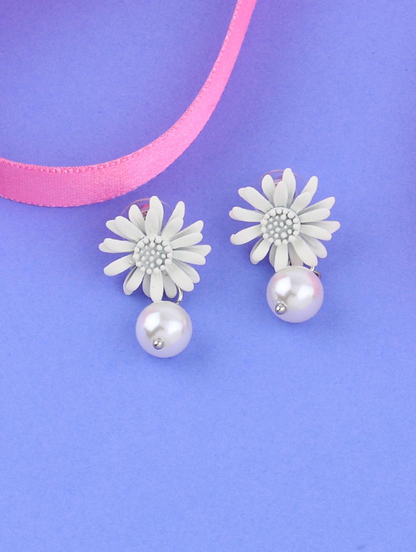 white metal studs earring - 16979426 - Zoom Image - 2