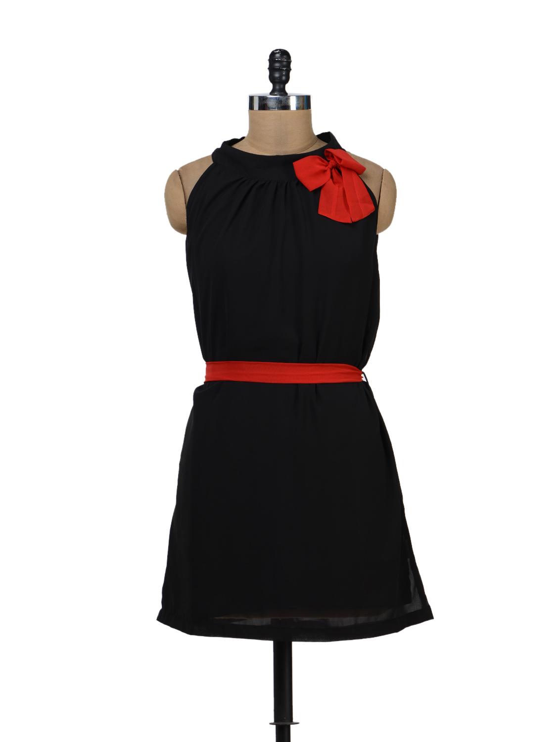 Little Black Dress With A Red Bow - Tapyti