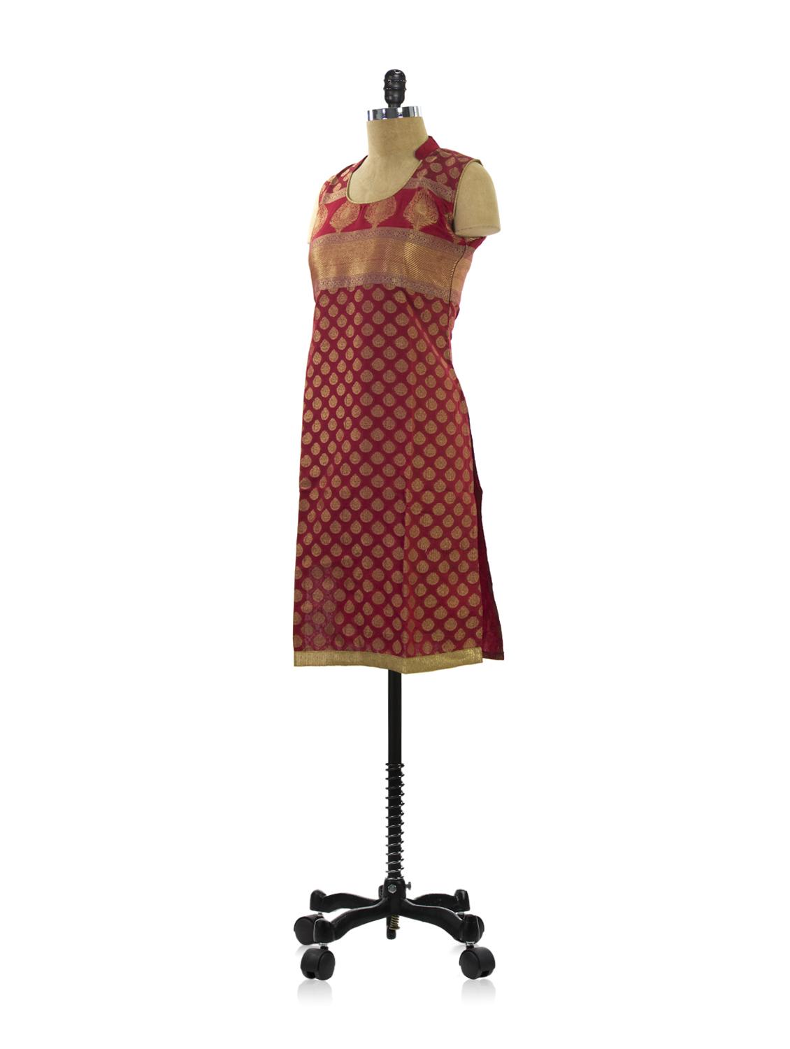 Red and Gold Sleeveless Kurta - 913309 - Zoom Image - 2