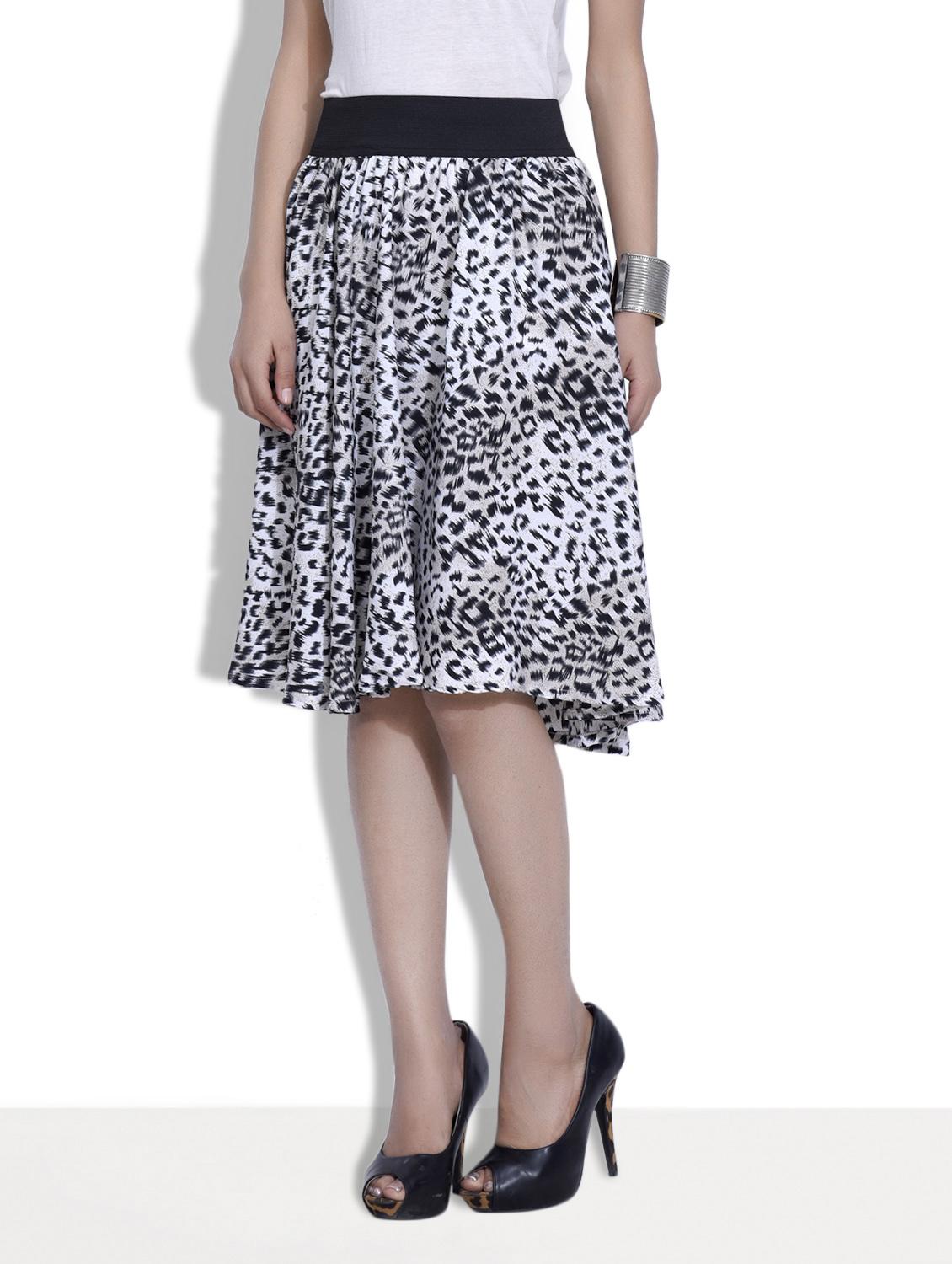 white and black printed polycrepe skirt - 9633913 - Zoom Image - 2