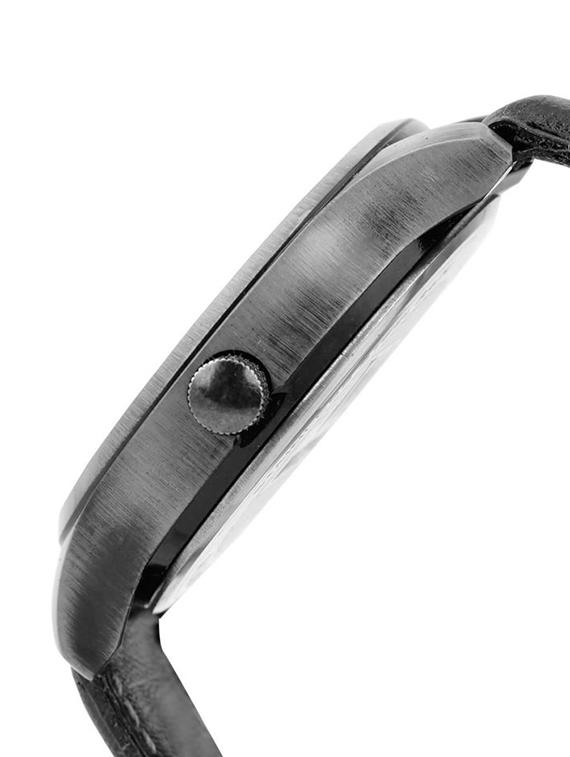 black  analog watch - 11196913 -  Standard Image - 1
