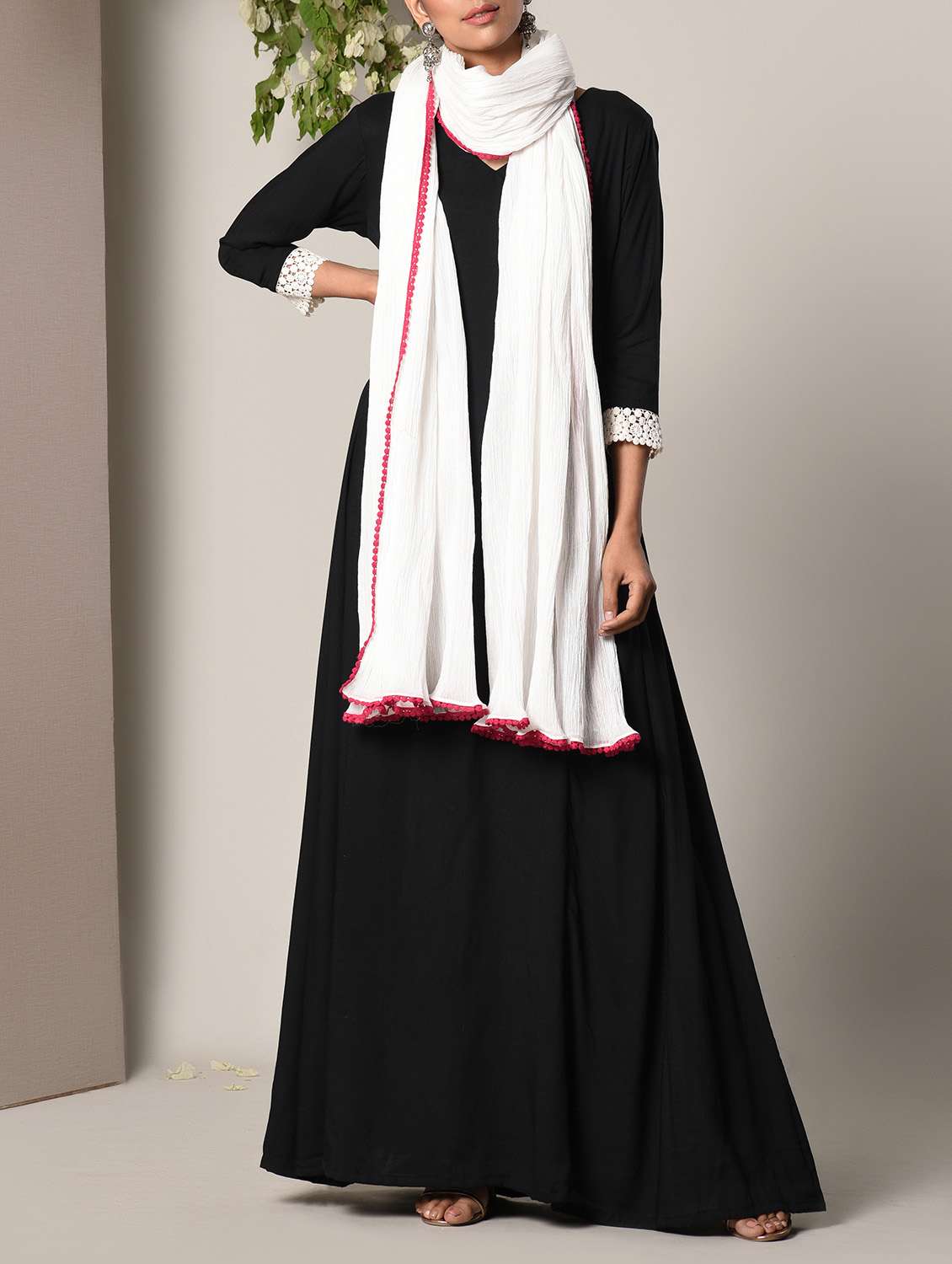 Crinkled plain cotton white dupatta