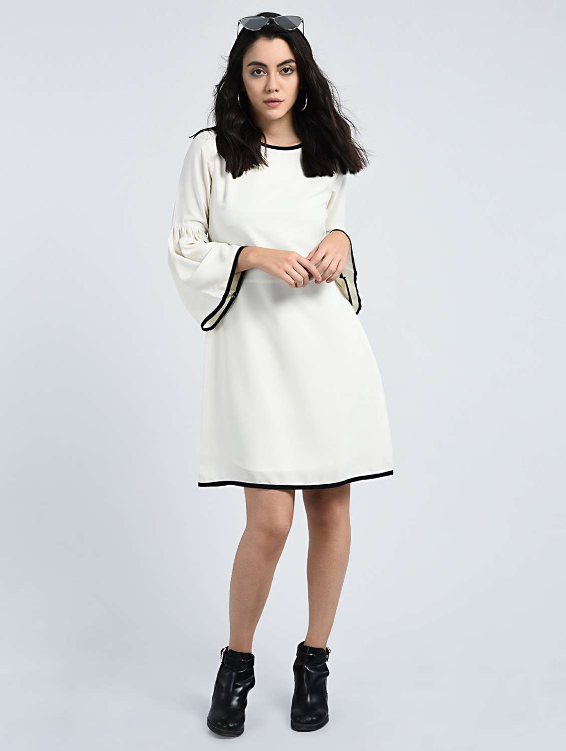 contrast piping bell sleeved dress