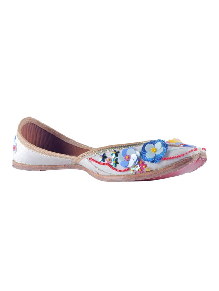 white slip on jutis