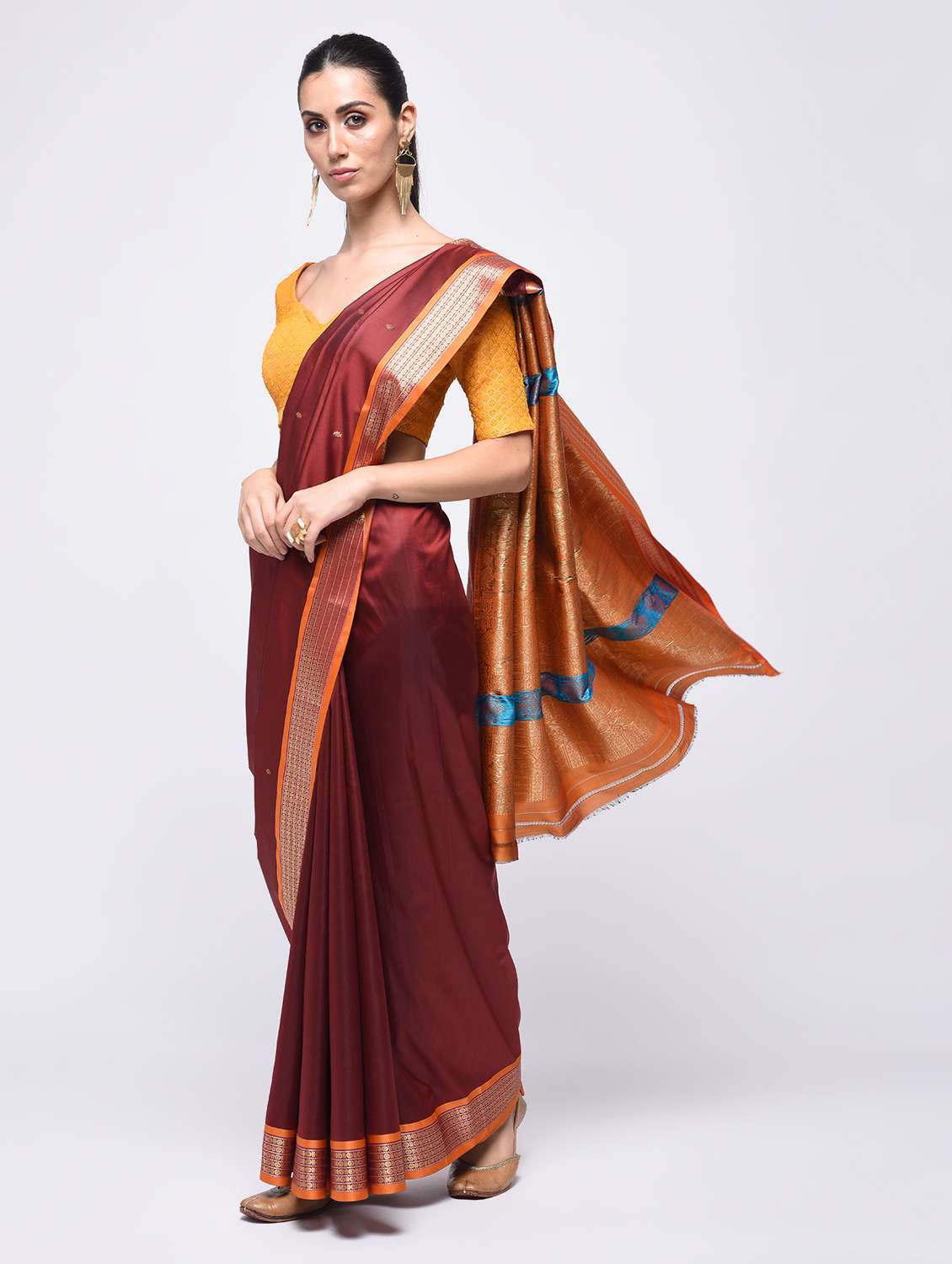 contrast bordered self design saree with blouse