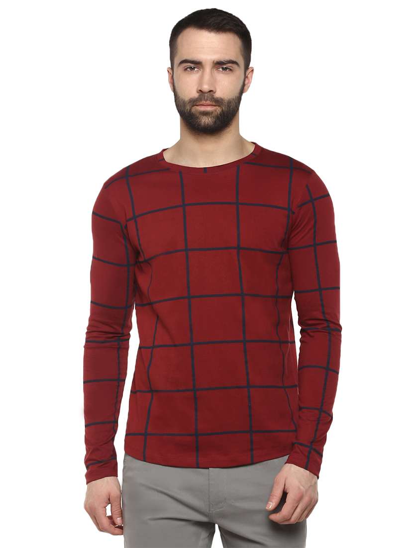 maroon checkered t-shirt