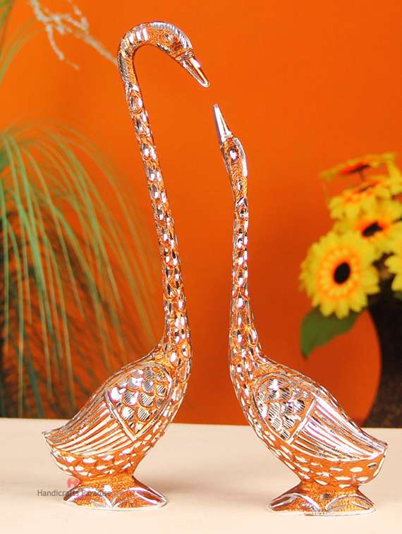 handicrafts paradise pair of kissing swan / duck home decor showpiece in white metal - 14.25 inch ( brown )
