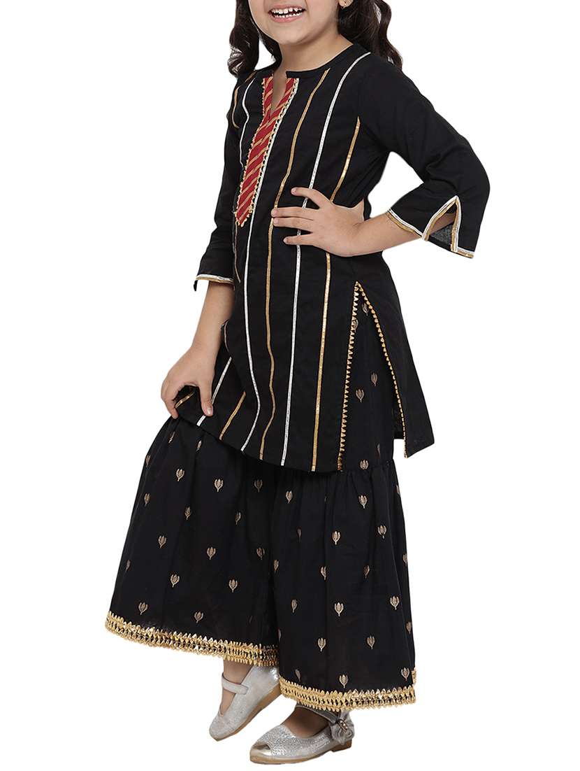 black suit set - 16128727 - Standard Image - 1
