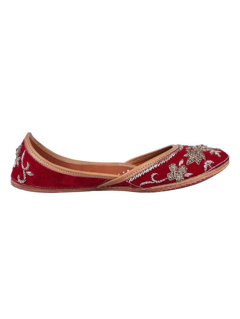 msc red slip on jutis  - 16548905 -  Standard Image - 1