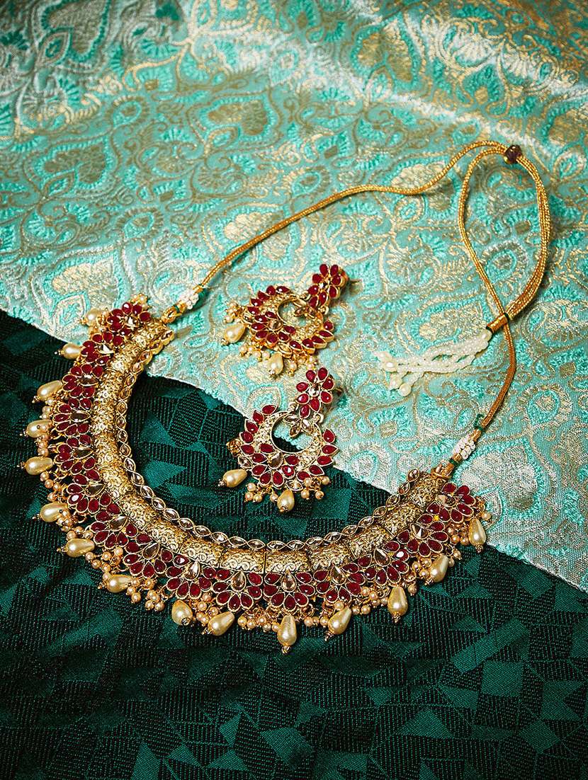 red gold metal short necklace