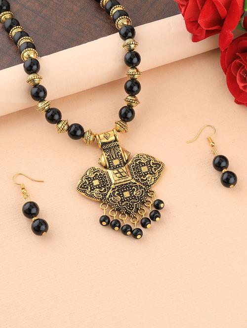 gold metal pendants and earring - 16931844 - Standard Image - 0