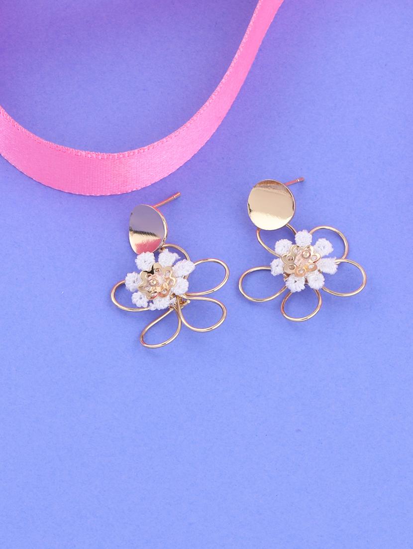 gold metal studs earring - 16979450 -  Standard Image - 1
