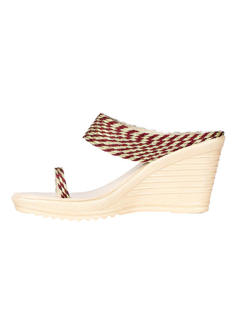 brown one toe wedges - 16981329 -  Standard Image - 1