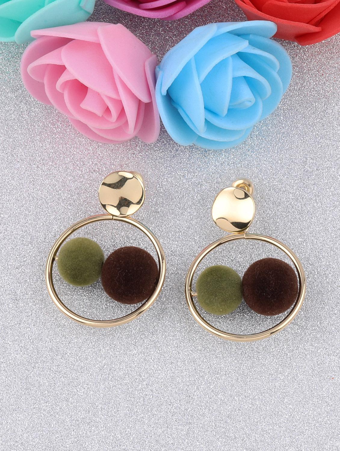 gold metal studs earring - 16991827 - Standard Image - 1