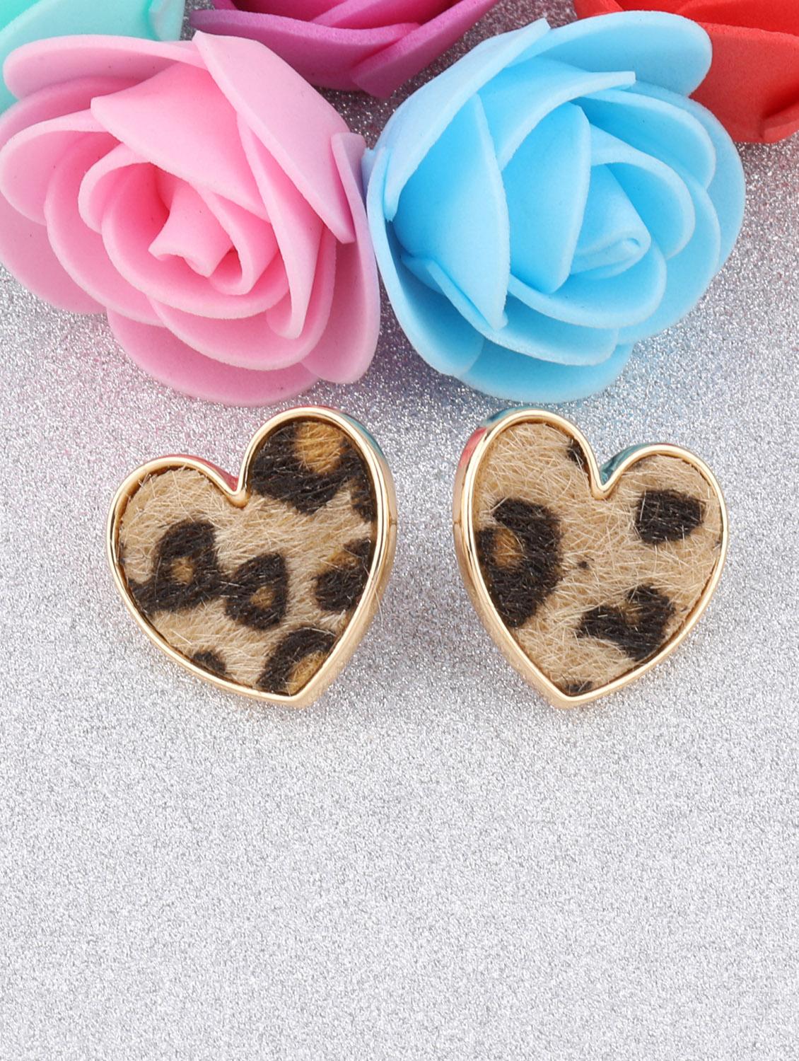 gold metal studs earring - 16991828 -  Standard Image - 1