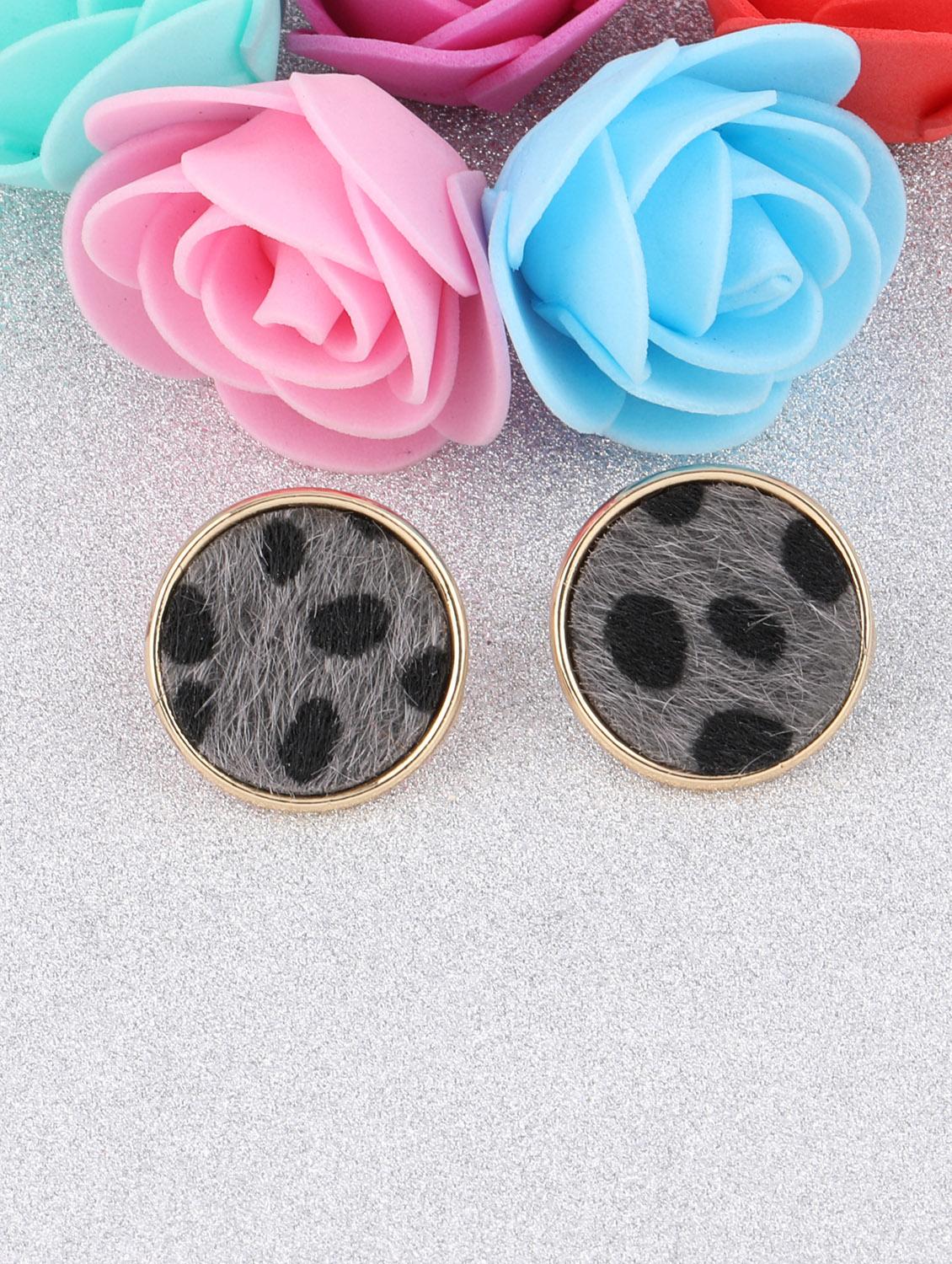 black metal studs earring - 16991829 - Standard Image - 1